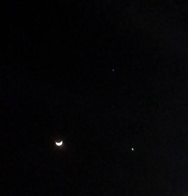 Planet JUPITER, VENUS, dan BULAN membentuk segitiga! Ada yg liat?