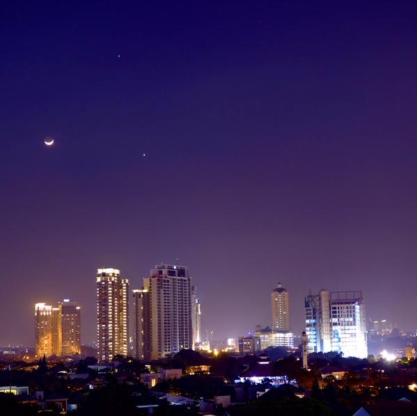 INDONESIAinLOVE's tweet photo. Planet JUPITER, VENUS, dan BULAN membentuk segitiga! Ada yg liat? http://t.co/9afUsroSid