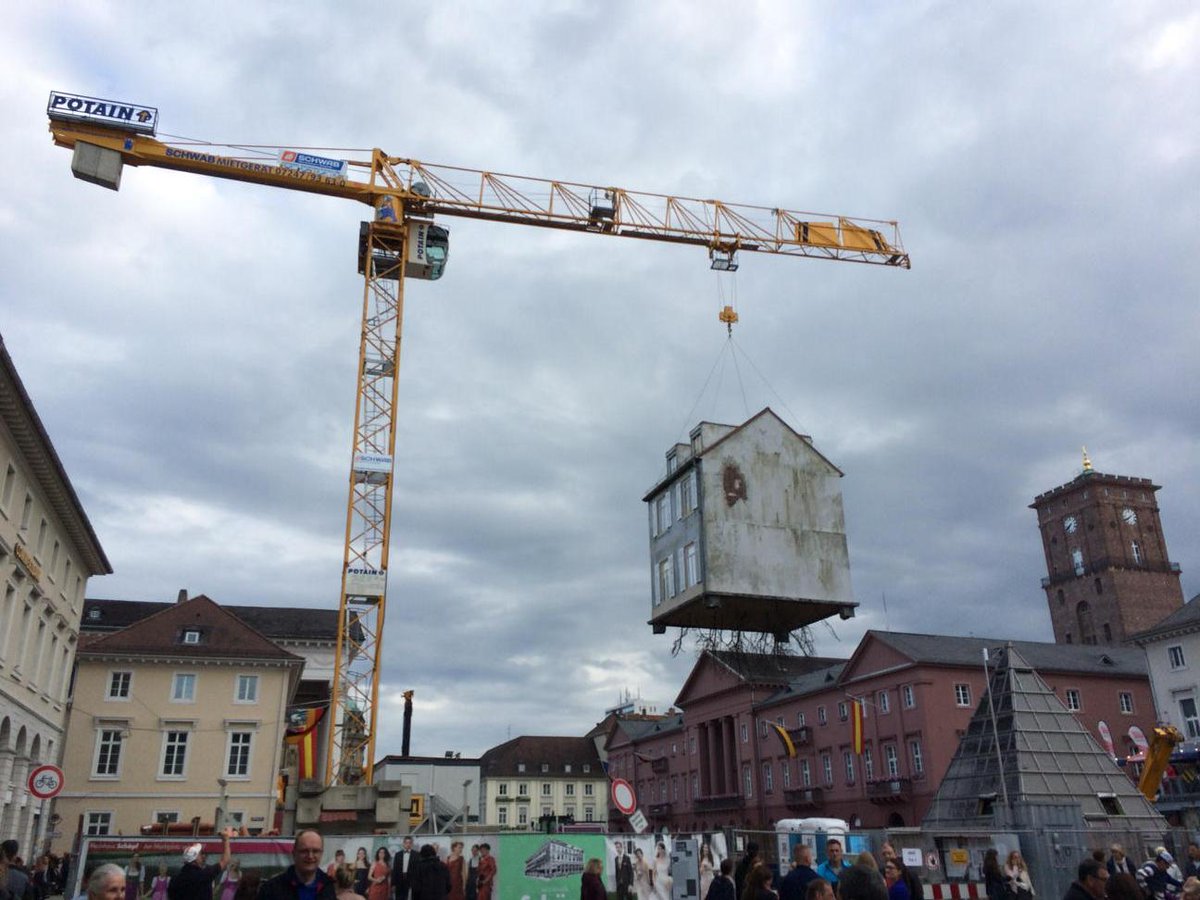 Dr Klaus Reichert On Twitter In Karlsruhe Hangt Ein Haus Am