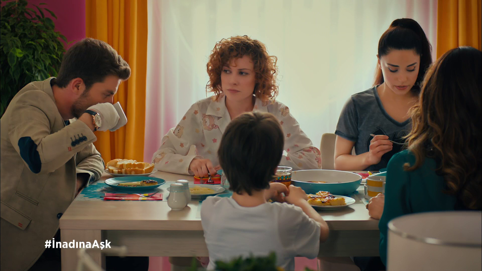 TurkiyeFox's tweet photo. #İnadınaAşk'ın yeni tanıtımı yayınlandı! http://t.co/Avi5nPTY97 http://t.co/fLyGB9YYkH