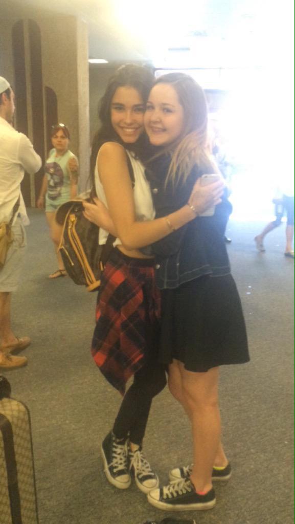 MadisonBeerCol's tweet image. Madison con fans en el aeropuerto de las vegas (19/06)