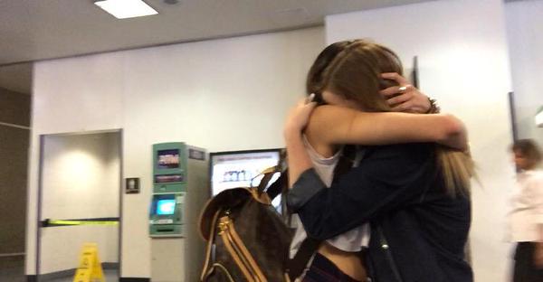 MadisonBeerCol's tweet image. Madison con fans en el aeropuerto de las vegas (19/06)