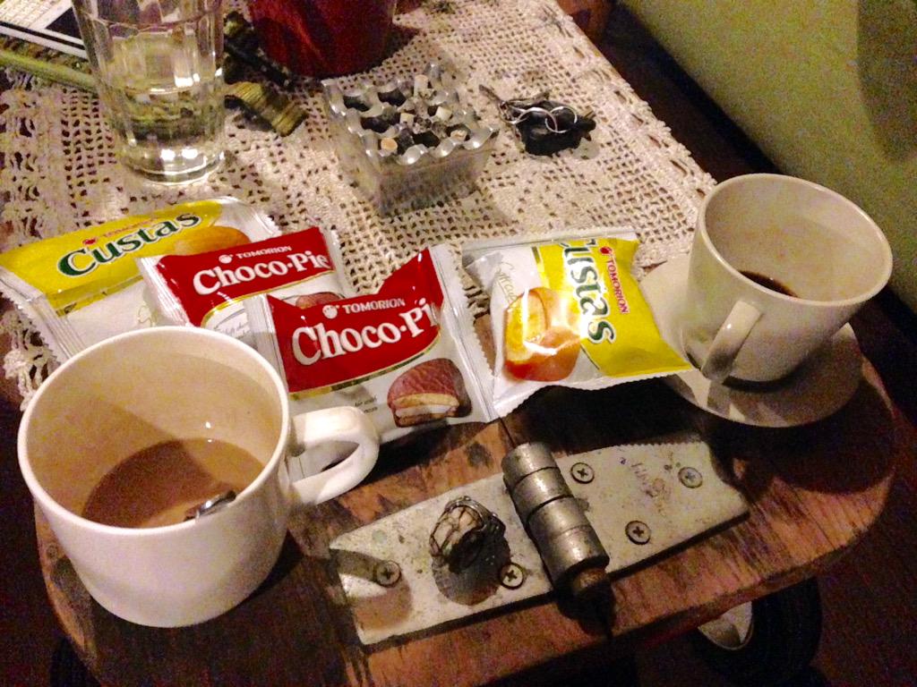 Yuhuu peserta #sdc2015 ,kita lagi meeting ngomongin kalian lhoo ditemani cemilan dan kopi papua