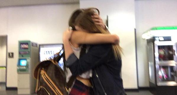 MadisonBeerCol's tweet image. Madison con fans en el aeropuerto de las vegas (19/06)