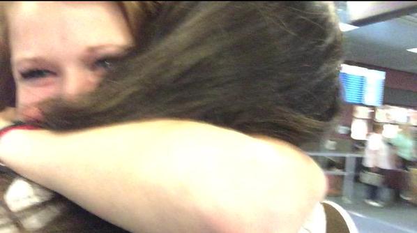 MadisonBeerCol's tweet image. Madison con fans en el aeropuerto de las vegas (19/06)