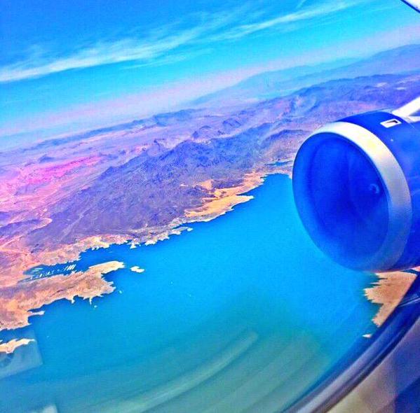 MadisonBeerCol's tweet image. Madison tomo está fotografía durante el vuelo desde los ángeles a las vegas