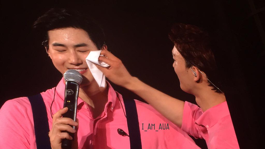 voboyeobo's tweet photo. คิมคนน้องเช็ดเหงื่อให้ คิมคนพี่ก็ยิ้มเอาๆ😂😂😂😂 #EXOluXionBKK #EXOluXioinBKKDAY1 http://t.co/IAXldT4UKP