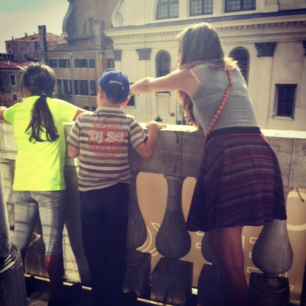 VITRARIA's tweet photo. E se fossimo architetti, cosa costruiremo? A @VITRARIA è cominciata l'@artnightvenezia  #venicebiennale2015 http://t.co/tfKEbX2qL5