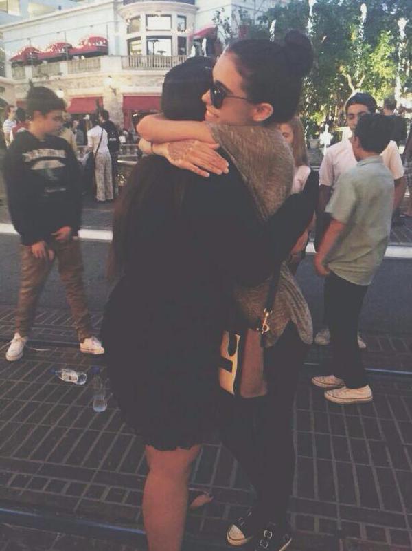 MadisonBeerCol's tweet image. Madison con una fan (17/06)