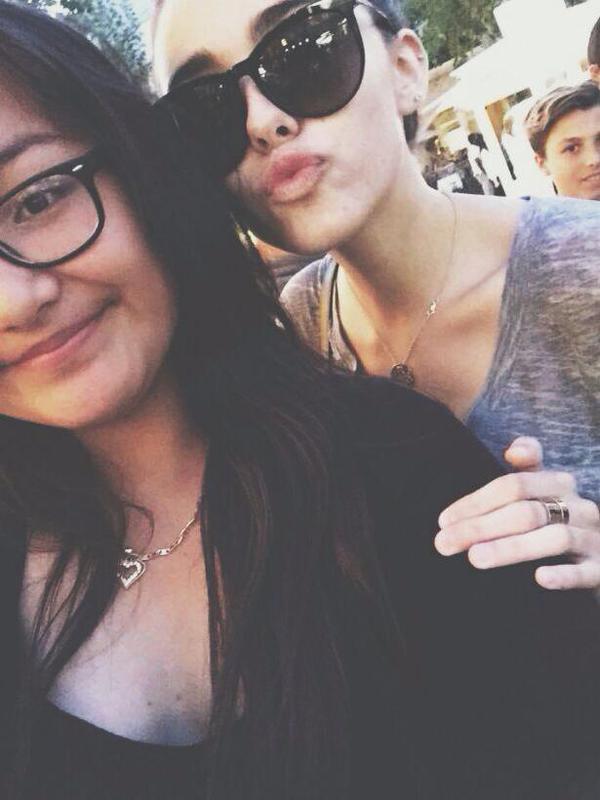 MadisonBeerCol's tweet image. Madison con una fan (17/06)