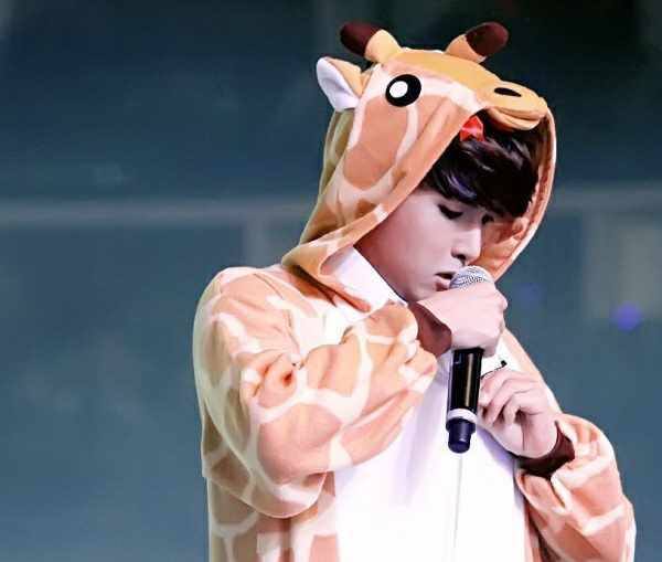 Happy Birthday to the eternal maknae KIM RYEOWOOK, the giraffe lover!! ^_^ cutie  