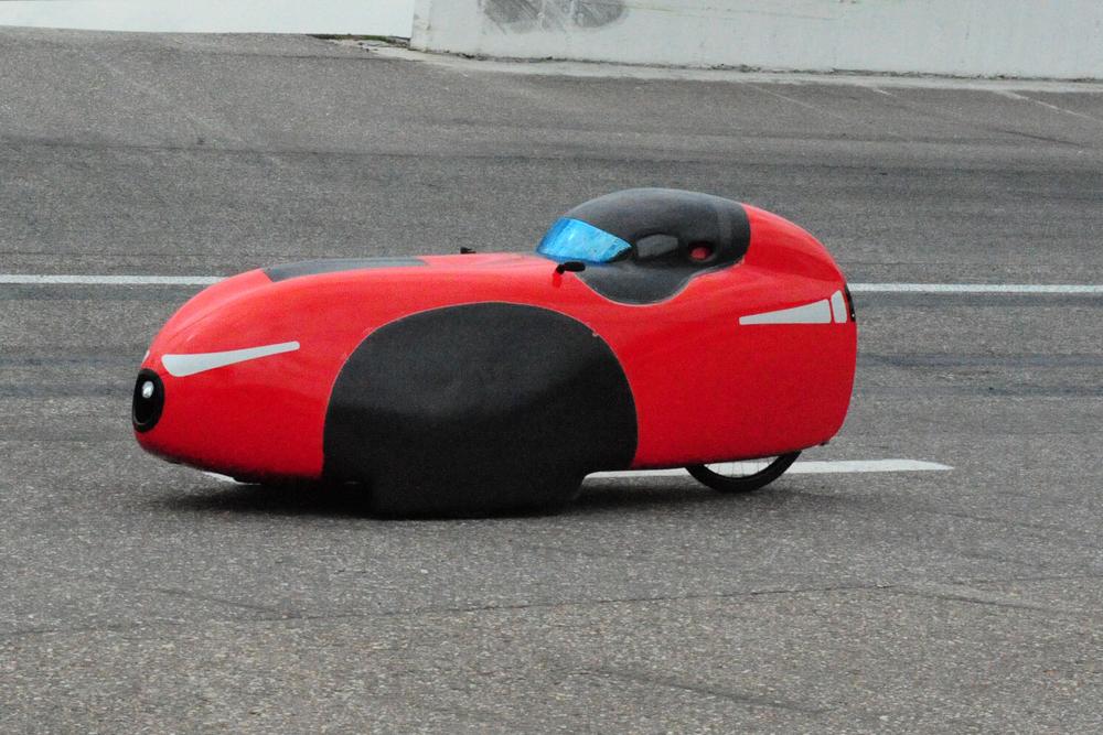 hansphilipsen's tweet photo. Stille snelheidsmonster op Raceway Venray 3 uur lang 60 km/h met een "fiets" #Ysselsteyn #cyclevision http://t.co/Tcj6BnjnR8