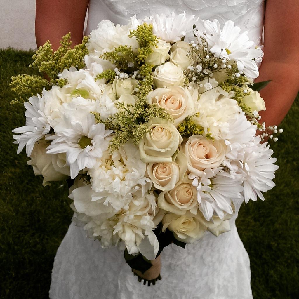 abellphotog's tweet photo. The bride just whipped this beauty up the day before her wedding. You know...#nbd. #diyweddingbouqet #diywedding http://t.co/bNydoSXv8a