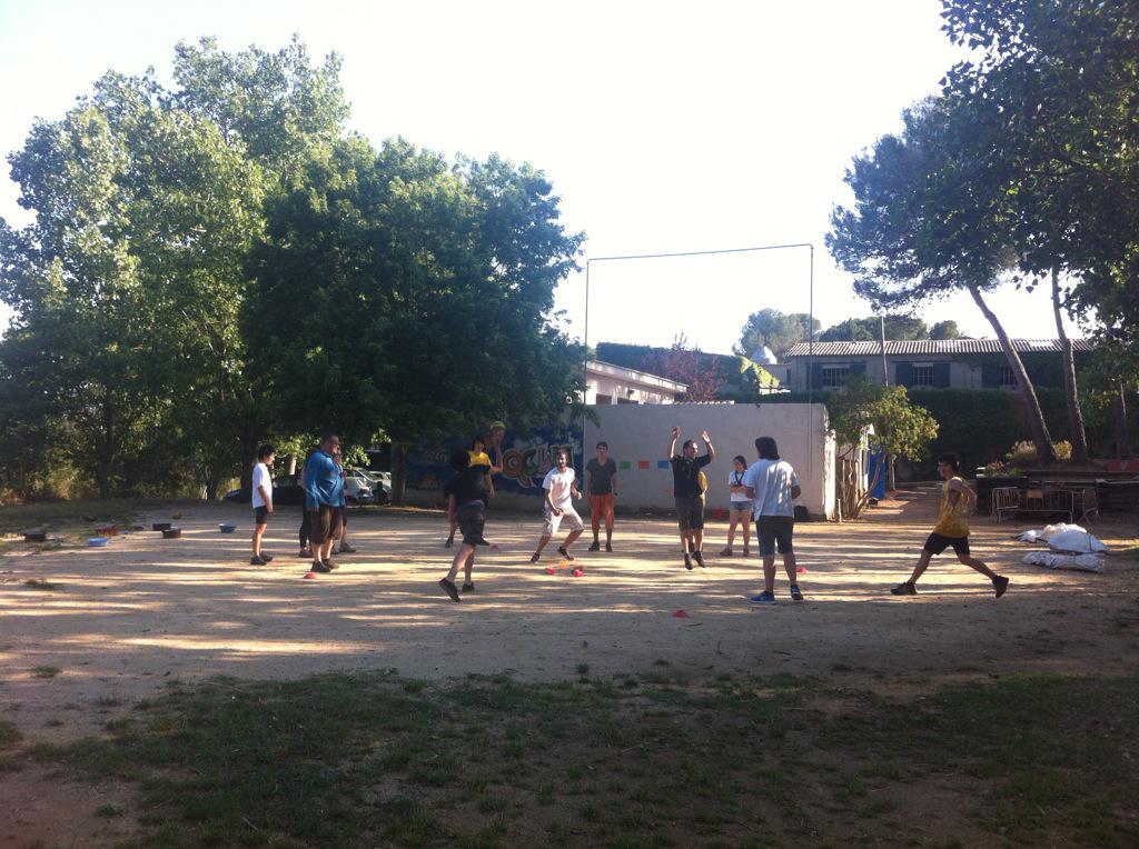 elcaumatadepera's tweet photo. Després de #ultimcau les trukis han preparat una festa sorpresa pels caps i quel·les i la resta de truks! #socdecau http://t.co/bYvB0HQ2Ij