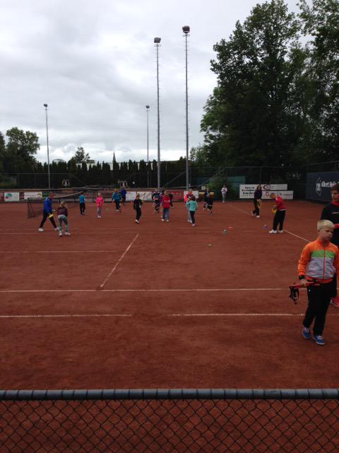 ltcfivelveld's tweet photo. Super geslaagd IJsjestoernooi samen met @TC_Delfzijl ! Ook nog een leuke clinic van @TennisschoolDeO!! http://t.co/o309DbGQvf
