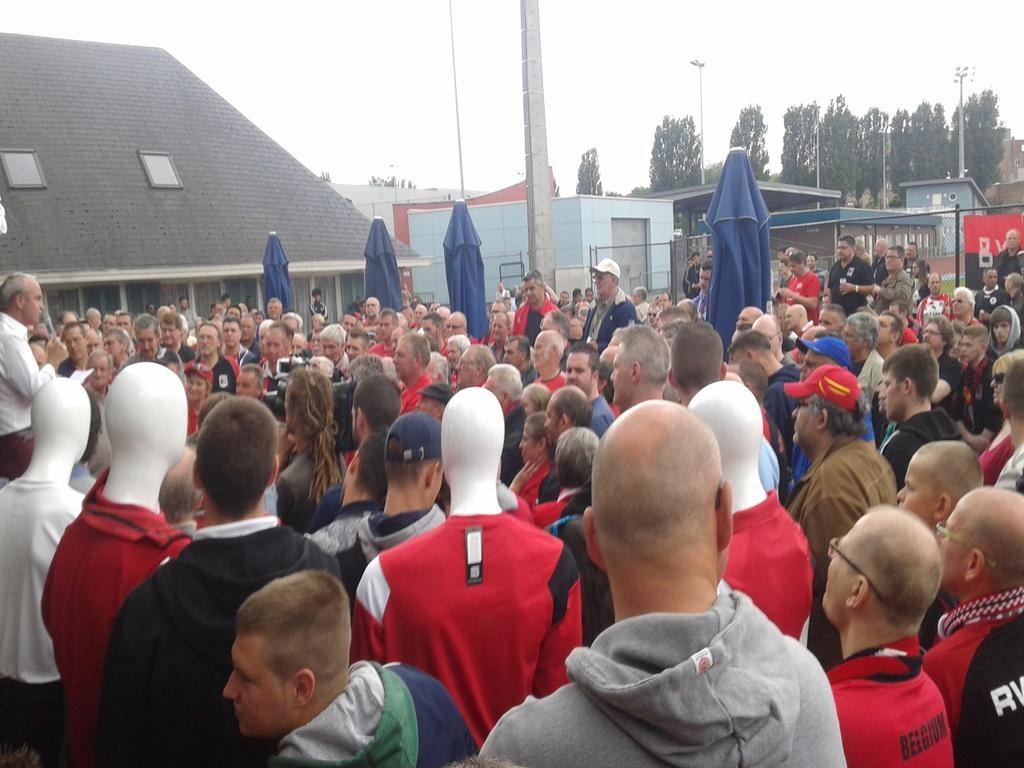 ikazban's tweet photo. Du beau monde pour la renaissance #RWDM dont stephane #streker , Rodrigo #Beenkens, Fred Vanderbist, Jacques #Teugels http://t.co/tYSATxgE07