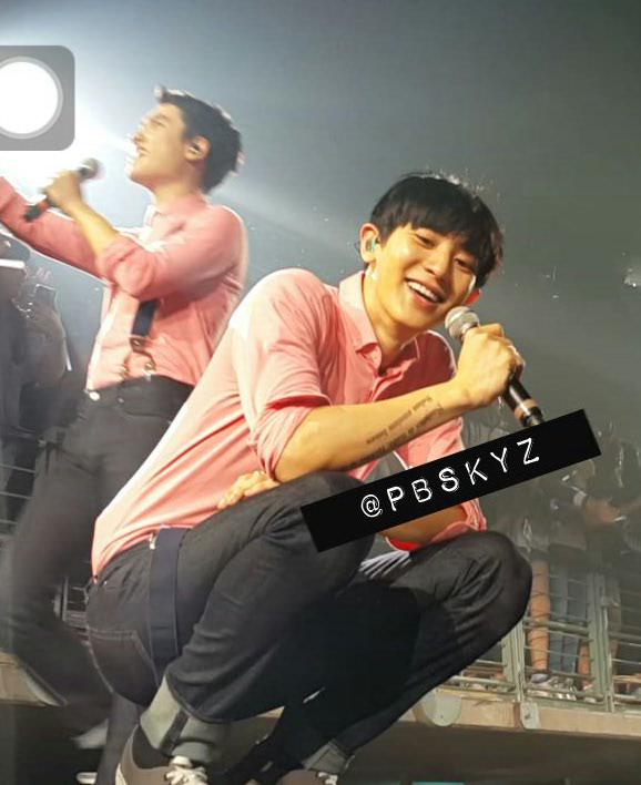 OFFICIAL_BLUEz's tweet image. หน้าตอนชานยอลเห็นรูปตัวเอง 555 เค้ารักตัวเองนะ #EXOluXioininBKK #EXOluXioinBKKday1