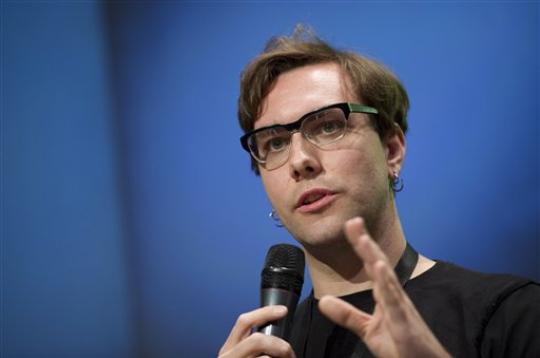 theintercept's tweet image. Revealed: How DOJ gagged Google over surveillance of WikiLeaks volunteer and Tor developer: interc.pt/1exYXmK