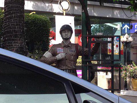 バンコクの街中で、こんなものを見つけました。 警官の人形です。バンコクではよく見かけます！