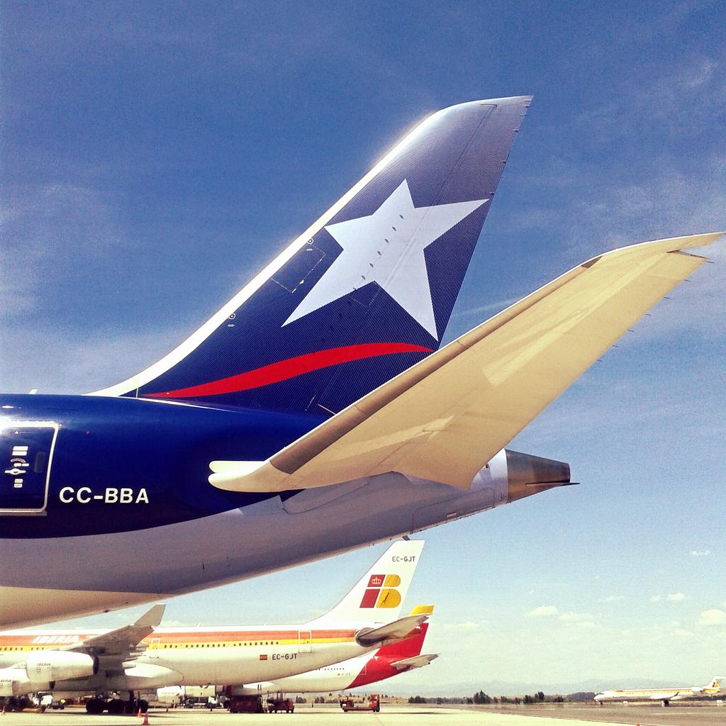 YolyJo's tweet photo. Otra tarde al sol 🌞 de Junio, hoy con el primer ☝ #B787 ✈ que voló en América 🌎, el #CCBBA de @LAN_CL a SCL #avgeek 😉 http://t.co/Y55H5Aov69