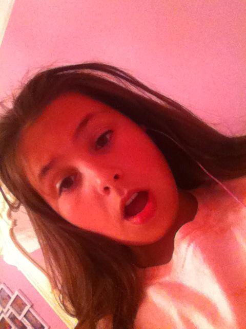 FiliceMay's tweet image. Lising to music in my room