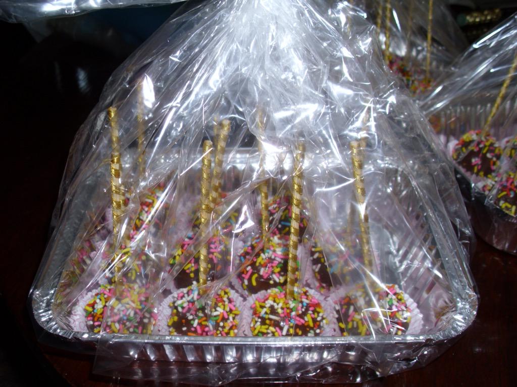 ocmcy's tweet photo. Cakepops en bandejas de 12 unidades 😋 Escribenos y pregunta nuestros precios y disponibilidad, sin compromiso 😉 http://t.co/4P7fRmrt8Z