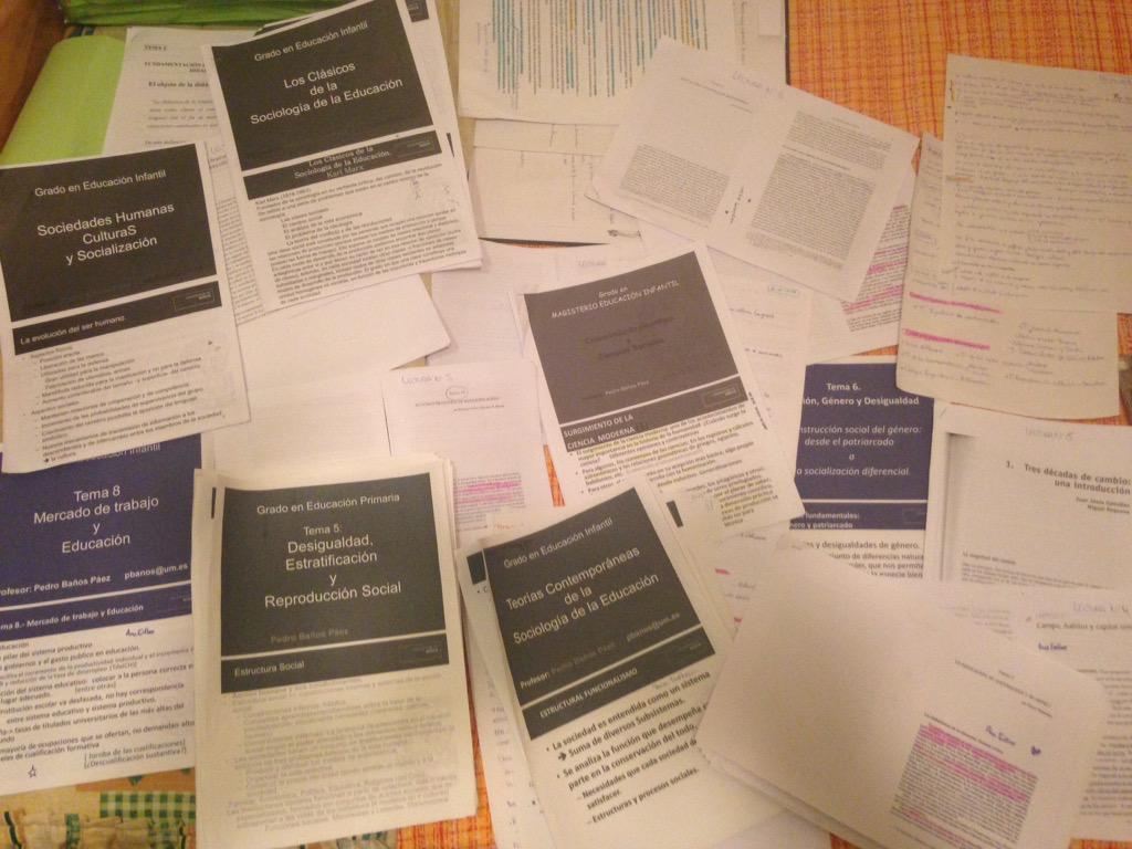 AnaEstherCL's tweet photo. Bye Bye sociología!!!!!! @andreagvalero 🎉👏🏻🍻💃🏿 http://t.co/AUch87MaTj