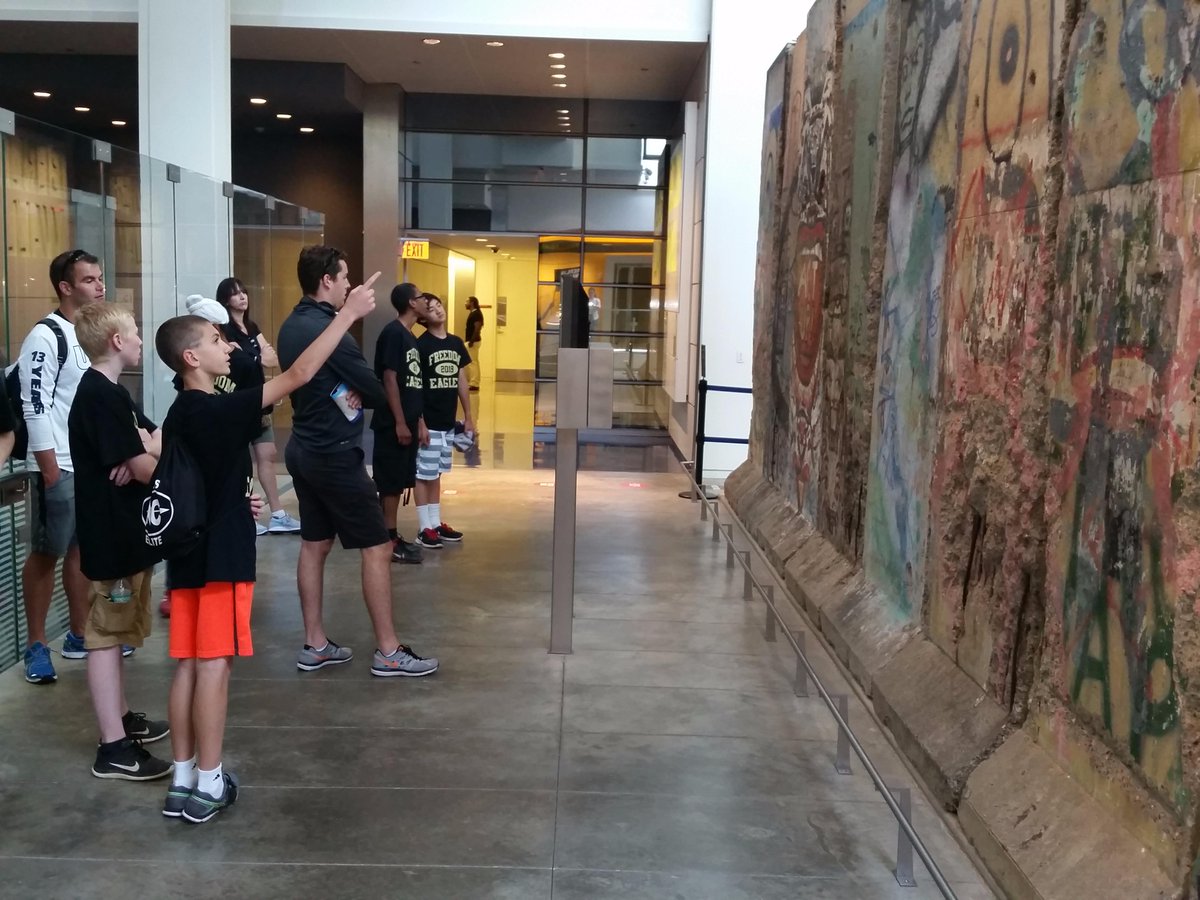 arnold_civics's tweet photo. Checking out the wall @Newseum #jmlinthenews http://t.co/vwVtfSx9hy