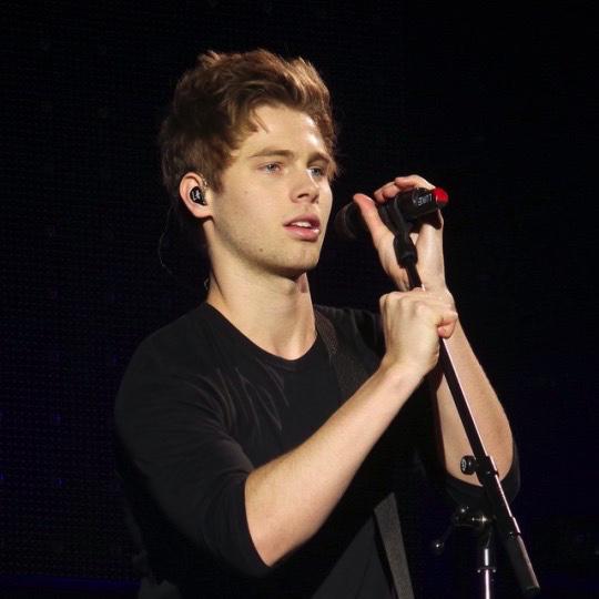 endlessslycalum's tweet photo. he’s so beautiful omg http://t.co/J8kMQIlHEX