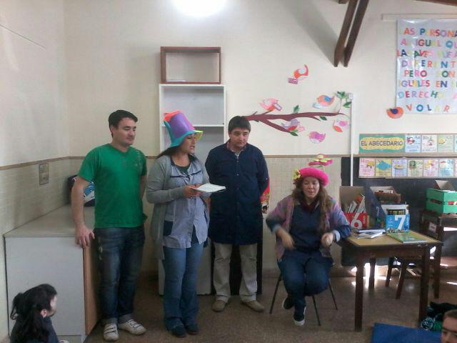 501Rauch's tweet photo. Así comenzó nuestra semana #LeerNosUne en @501Rauch http://t.co/JWJYbu6YKU