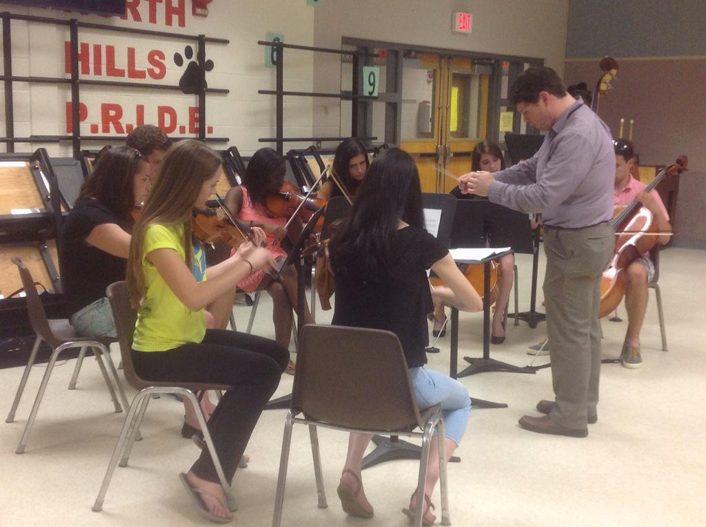 CYSDSTRINGS's tweet photo. @CYHS_Tweets @CYSDMusic high school orchestra visits @NH_Elementary ! http://t.co/U9hfcjAekD