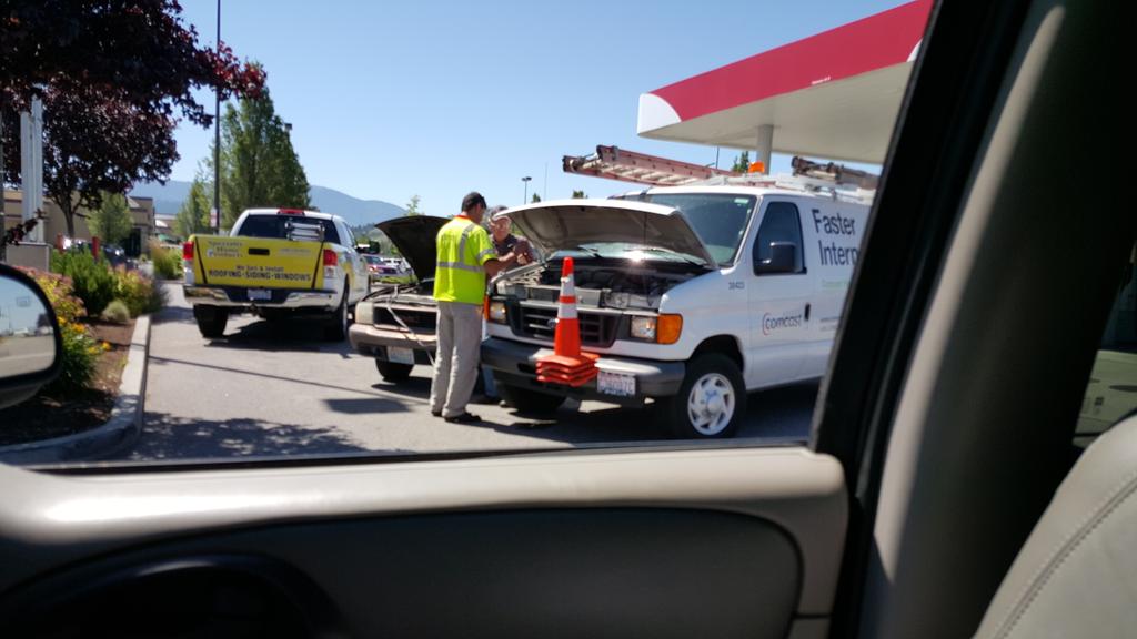 Ptera's tweet photo. A @comcastspokane employee helping out someone with a jump-start. Well done! http://t.co/l9nZ2qmCJY