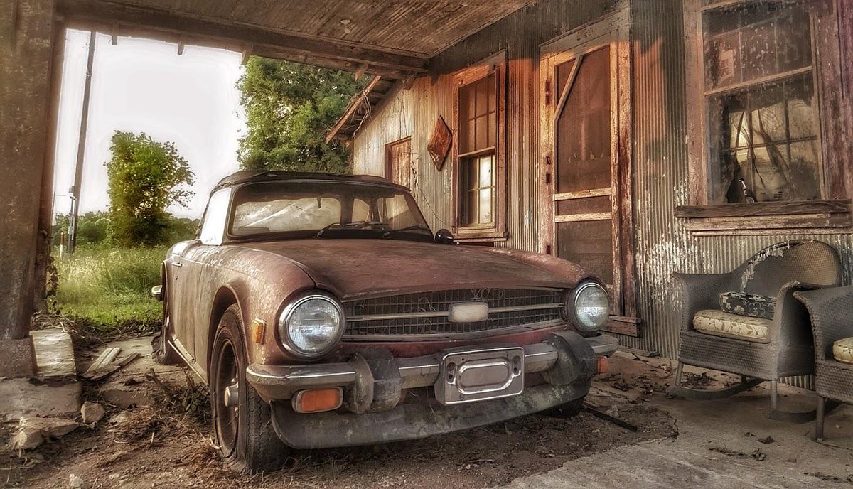 Cool picture shared with us today by <a href="/brockfrady/">HowToCarGuy</a> #britishcarlife #tr6