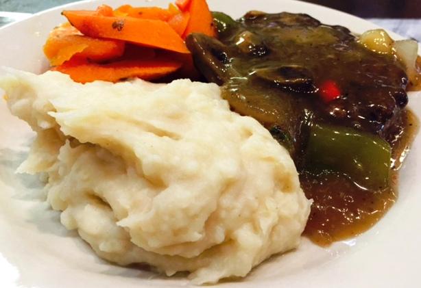 EarlAbels's tweet photo. 2 great Daily Specials on Mon: Grilled Chopped Steak w mushroom gravy; &amp; Turkey Pot Pie. #IsEverythingAlright? http://t.co/x4zDlLTuoe