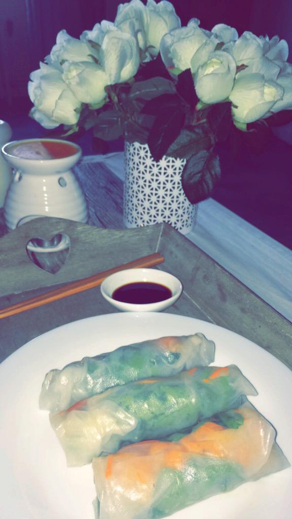 modelsmel's tweet photo. Ce soir j'ai fait mes premiers rouleaux de printemps je suis assez fier de moi loll #delicious http://t.co/4OylLzU2iR