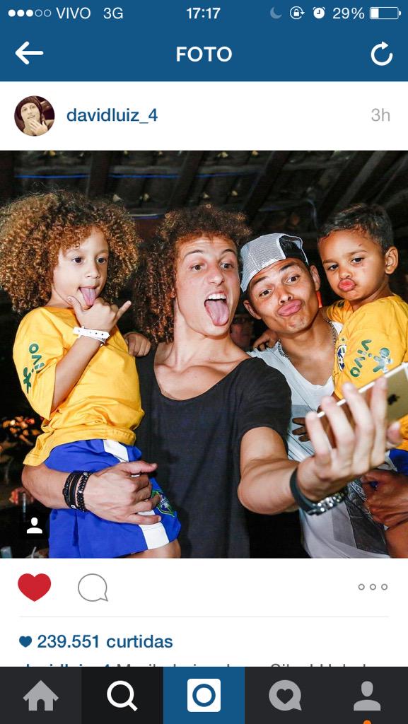 davidluizequipe's tweet photo. David Luiz postou essas duas fotos no Instagram há algumas horas. No evento da Vivo, e com o Thiago e os sósias. 😍💘 http://t.co/LouLBVXm4b