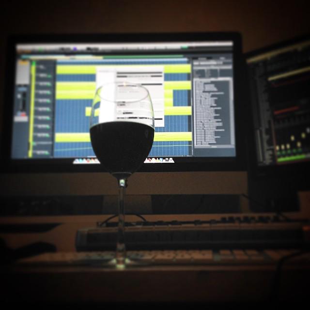 TomFallMusic's tweet image. Red wine and music. Ain't much better than this :) #edm #trancefamily #armada #newstuff #production #studio #studio…