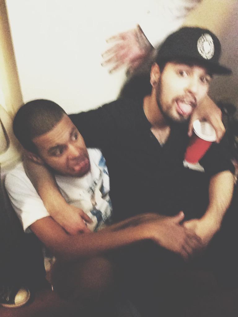 ninofrancismp3's tweet photo. Since we're all showin off our right hand today. 😂 #86that http://t.co/3CKfti4Syx