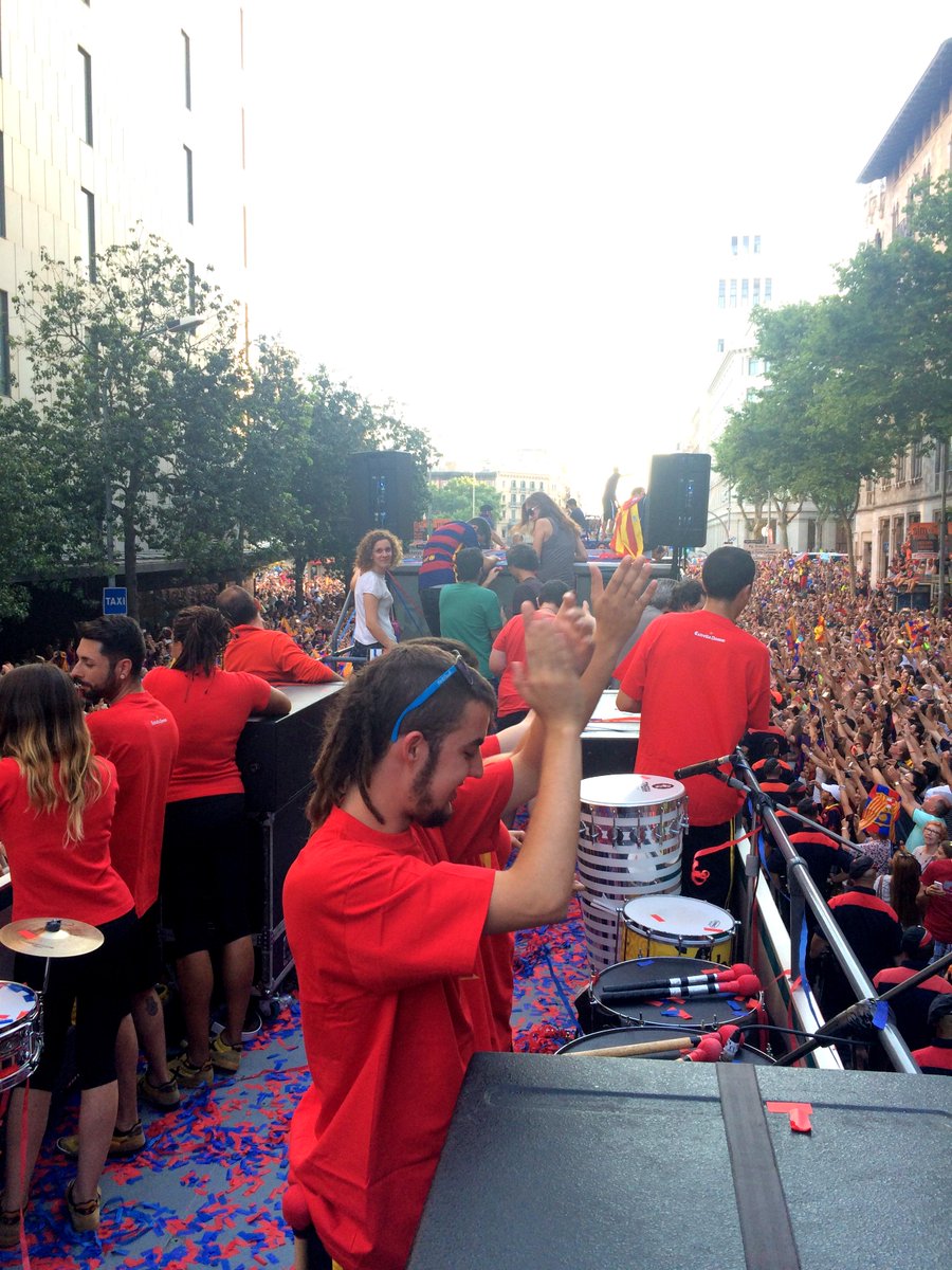 BatekBatucada's tweet photo. Batek en Rúa Celebración #TRIPL3T de @FCBarcelona  #FCBarcelona #RuaFCB #batucada #sientelatido http://t.co/tbUEAaecX0