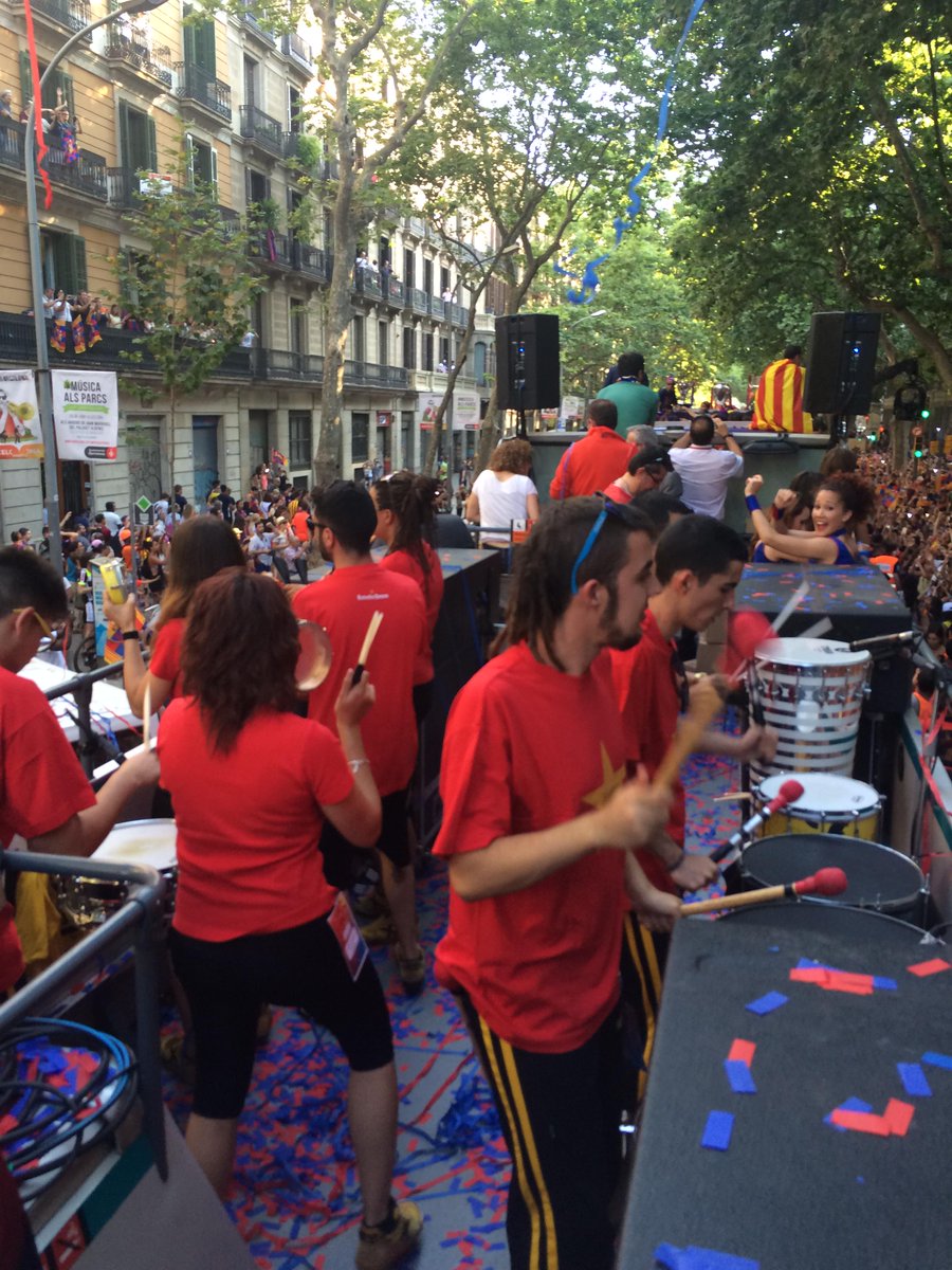 BatekBatucada's tweet photo. Batek en Rúa Celebración #TRIPL3T de @FCBarcelona  #FCBarcelona #RuaFCB #batucada #sientelatido http://t.co/tbUEAaecX0