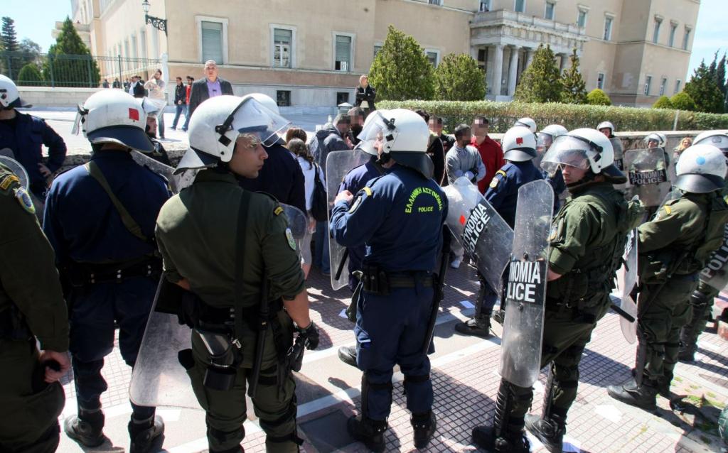 enetpressgr's tweet photo. Η Ζωή, τα ΜΑΤ και οι τουαλέτες #mat #vouli #panousis #konstantopoulou #enetpress http://t.co/PMObsDoMhn http://t.co/ncJPMmDxL2