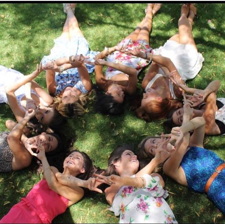 A best friend completes your heart, and your Alpha Chi hand sign 💚❤️ #AXO #NationalBestFriendsDay #alwaysalphachi