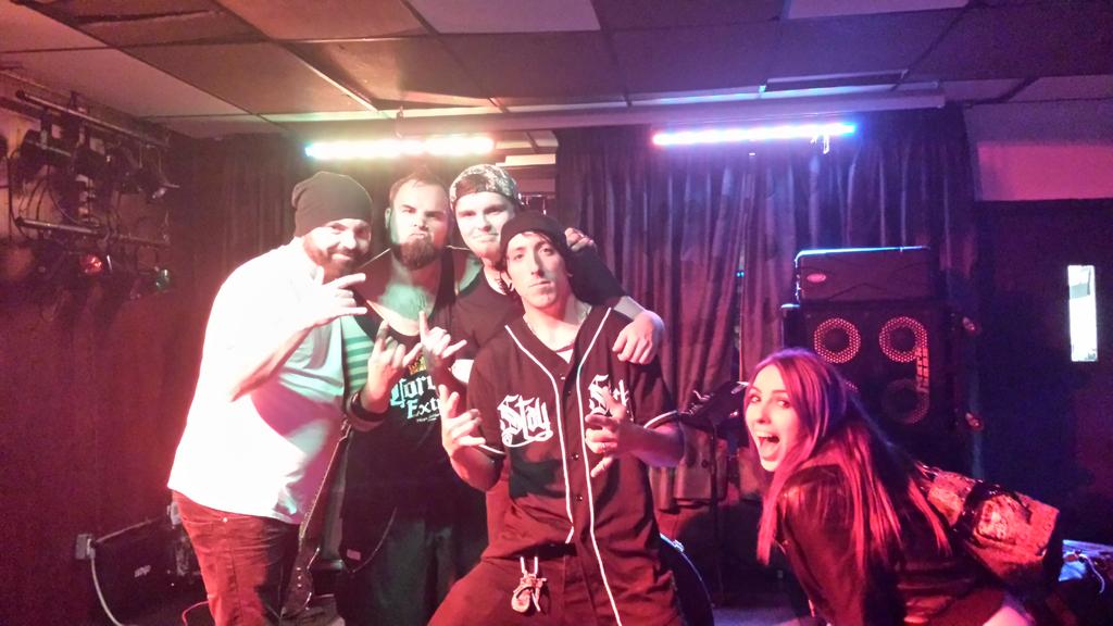 Almost forgot to #share the #birthday #girl #photobomb of the guys from <a href="/TheDeadSexy/">The Dead Sexy</a> and <a href="/sumocyco/">SUMO CYCO</a> 😄😘 #lol <a href="/RachelACR/">RachelGosling</a>