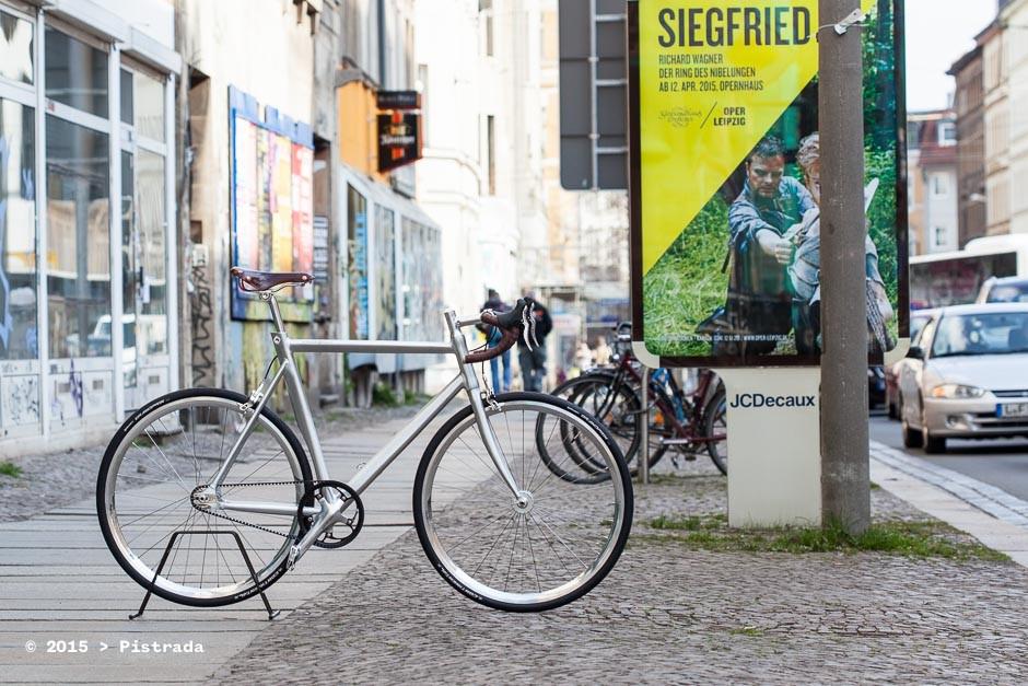 Bei diesem Wetter zieht man den "Siegfried Road" von <a href="/schindelhauerDE/">schindelhauerbikes</a> doch gern der Oper vor. pistrada.com/schindelhauer-…