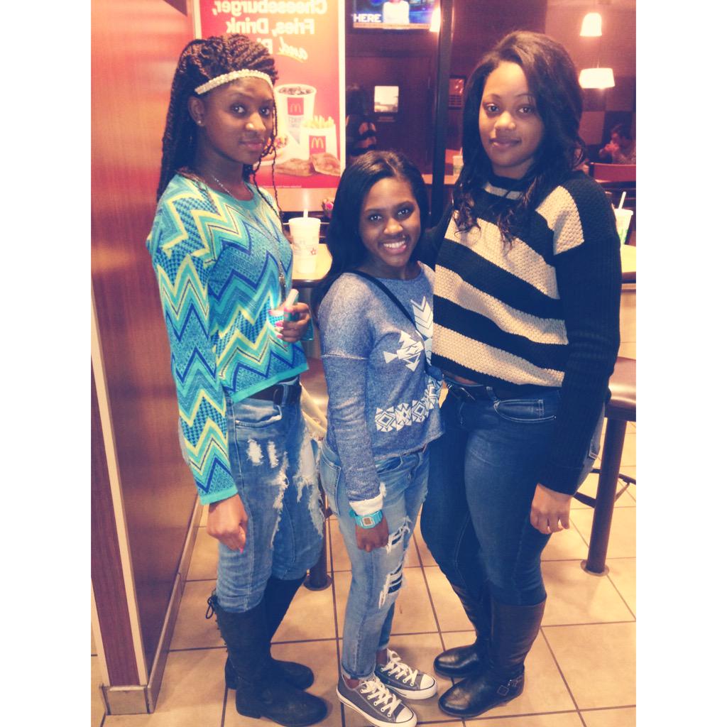 Look_itsJada's tweet photo. I don't know what I would do without my girls . @Kay_ceee6  &amp; @octaviaaaaa__ #OldPicture #NationalBestFriendsDay 😊❤️👯 http://t.co/UKfcmuLUGT
