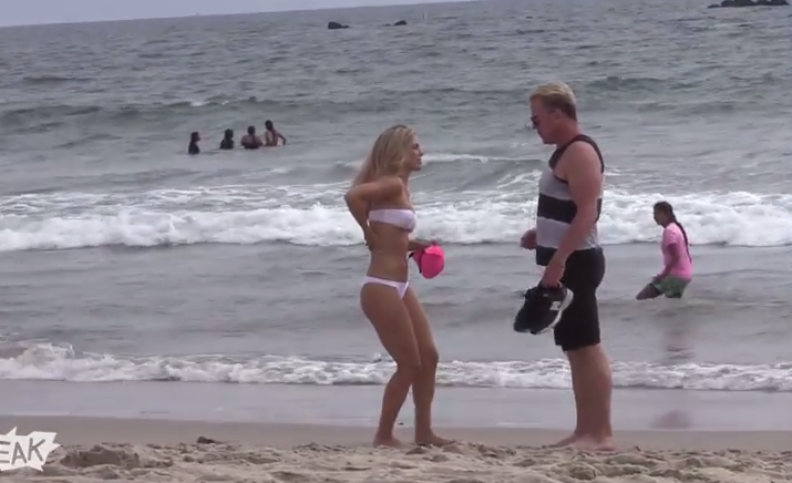 totalfratmove's tweet photo. Hot Babe In Bikini Has Guys Rub Lotion On Her, Pranks Them With A Shitty Surprise (Video) >> http://t.co/F7AnuG2tKg http://t.co/nBNb07OTSD