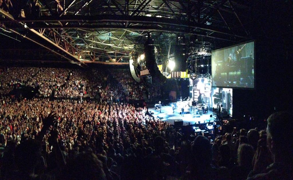 SmithyEm1's tweet photo. Incredible! @fleetwoodmac @GentingArena #stillgotit #legends http://t.co/zQpiJiYZ2r