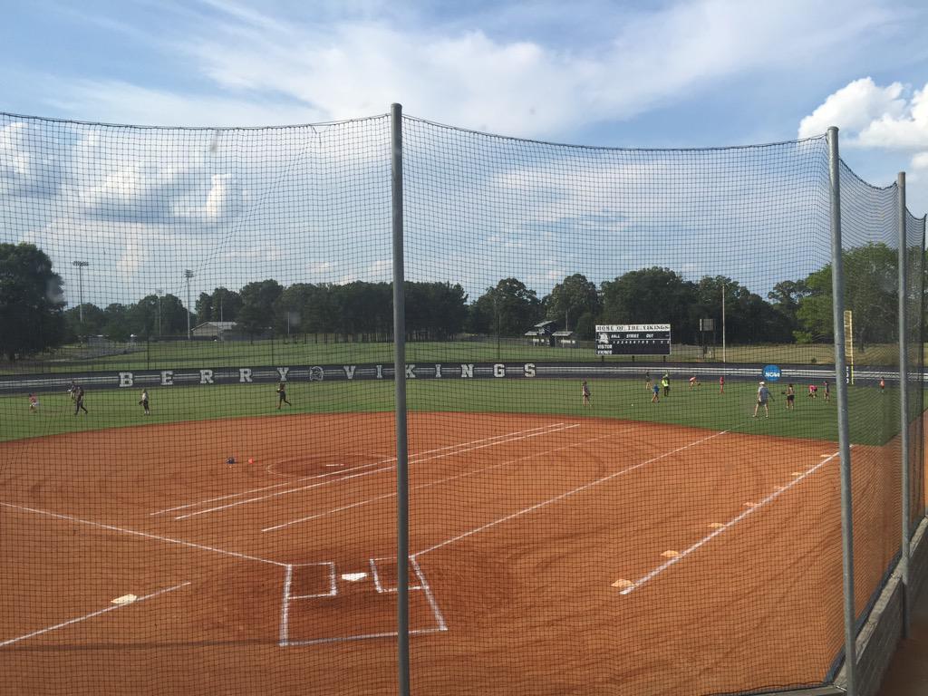 BerrySoftball's tweet photo. Having an amazing day at our pitching clinic #allin #beautifulberry http://t.co/pny0IaEetp