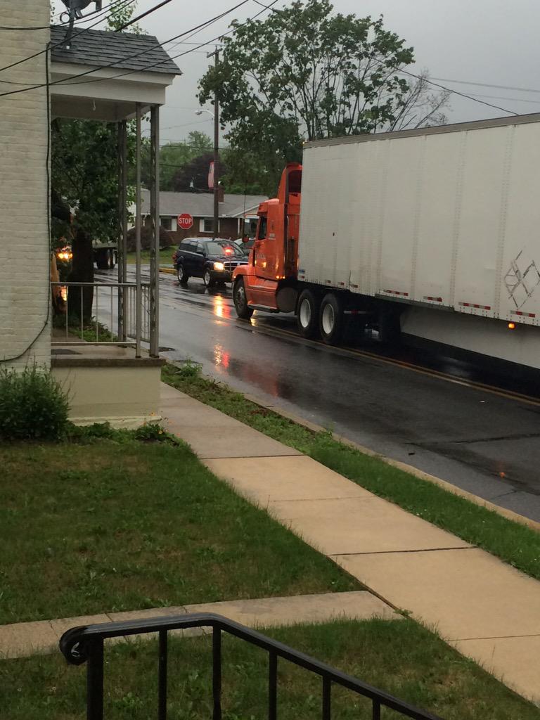 v_swank24's tweet photo. trouble on Haas St. #wiredown http://t.co/h9OaClQ57h