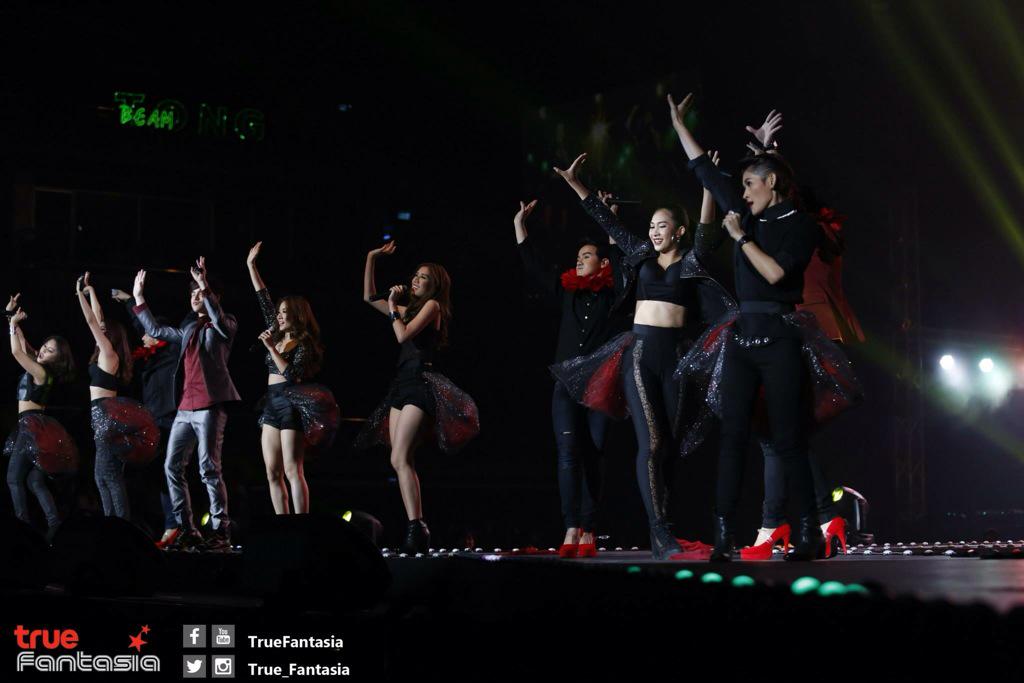 HernfahNanFC's tweet photo. ภาพจาก https://t.co/kjs9ZsvTyP @NanJiraAF10 #AFReunionconcert #nanjira #AF10 http://t.co/8KBxzQ5NQf